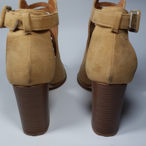 **SOLD*** Fashion Nova Heels - Picture 4 of 7